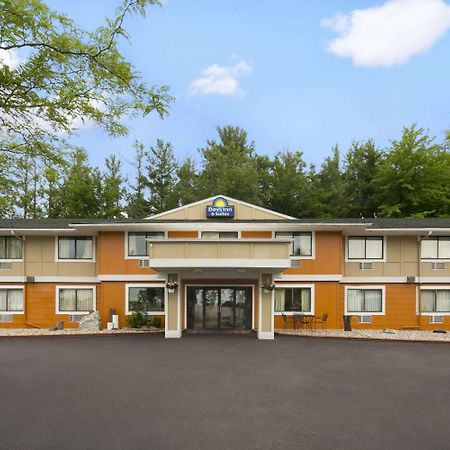 Days Inn & Suites By Wyndham Stevens Point Exterior photo