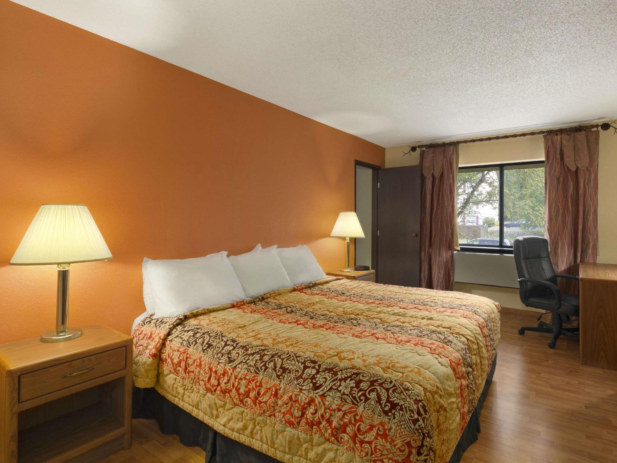 Days Inn & Suites By Wyndham Stevens Point Exterior photo