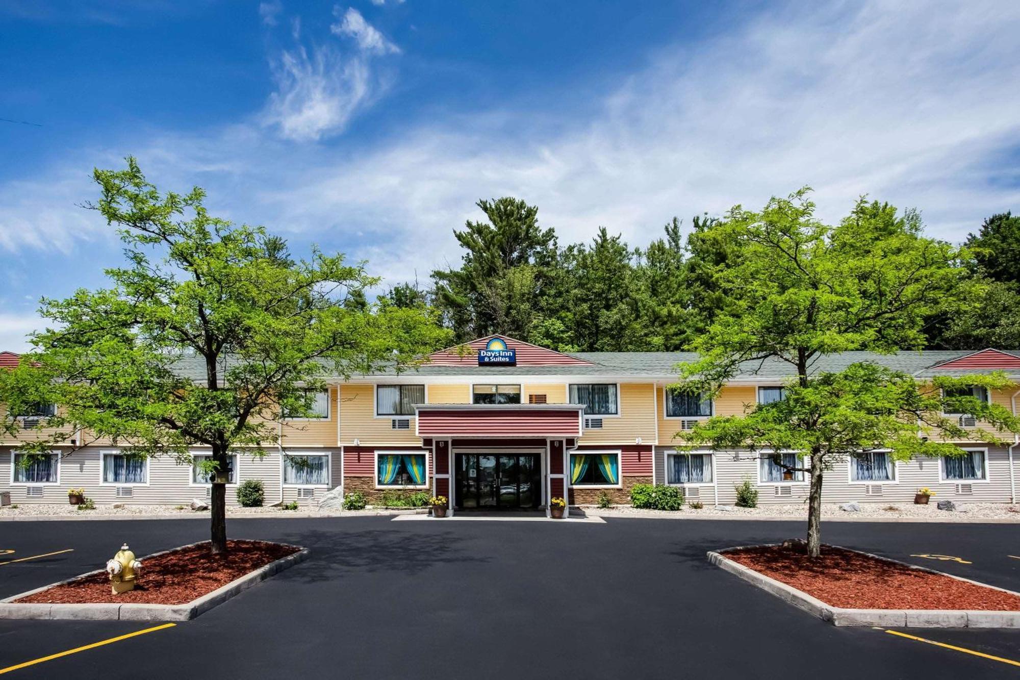 Days Inn & Suites By Wyndham Stevens Point Exterior photo
