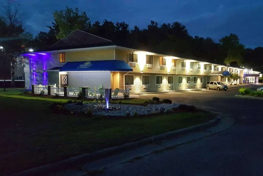 Days Inn & Suites By Wyndham Stevens Point Exterior photo