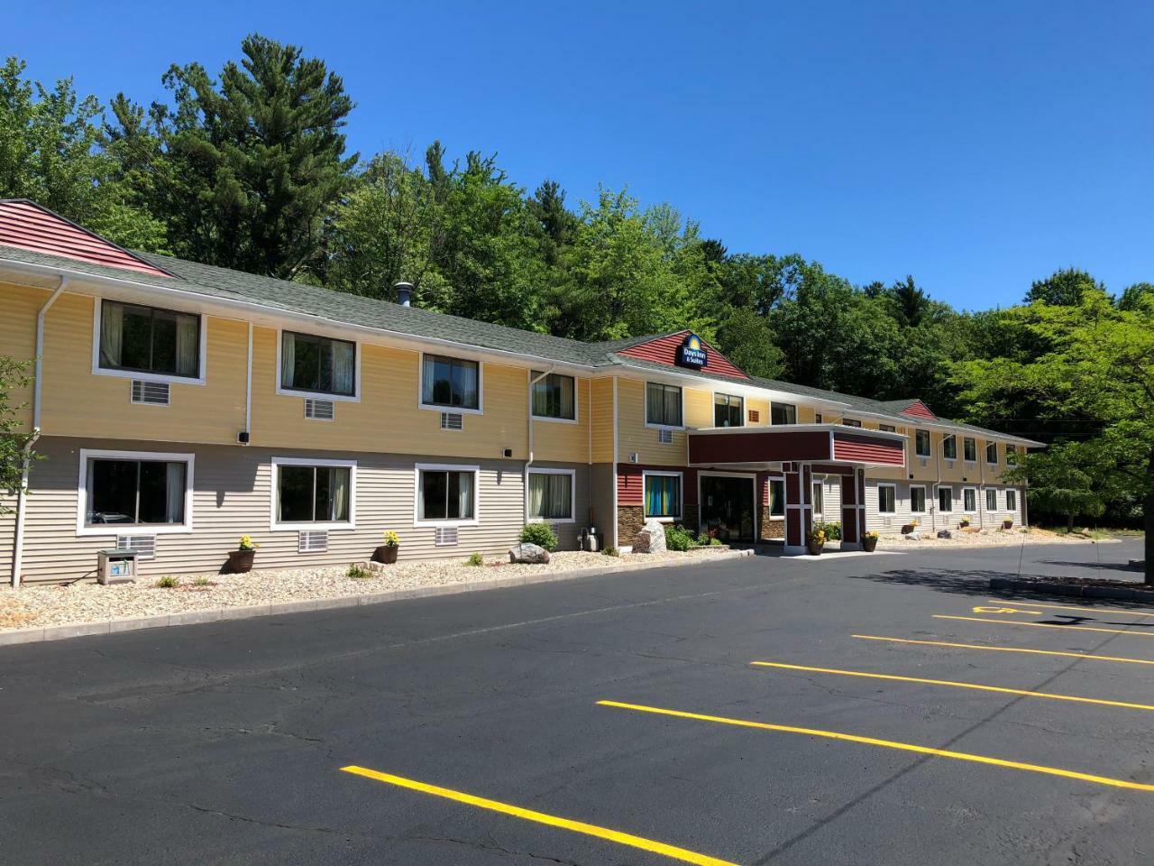 Days Inn & Suites By Wyndham Stevens Point Exterior photo